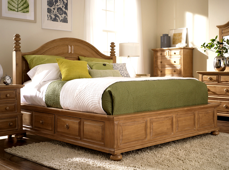 Broyhill Bryson King Size High Low Poster Panel Bed