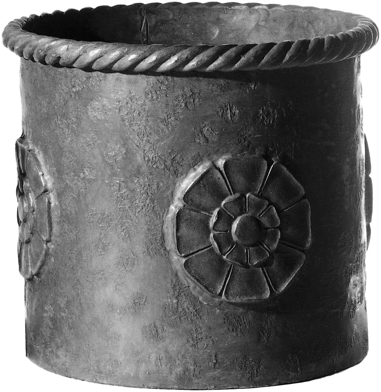 Florentine Craftsmen Round Tub with Rope Molding Four Rosettes